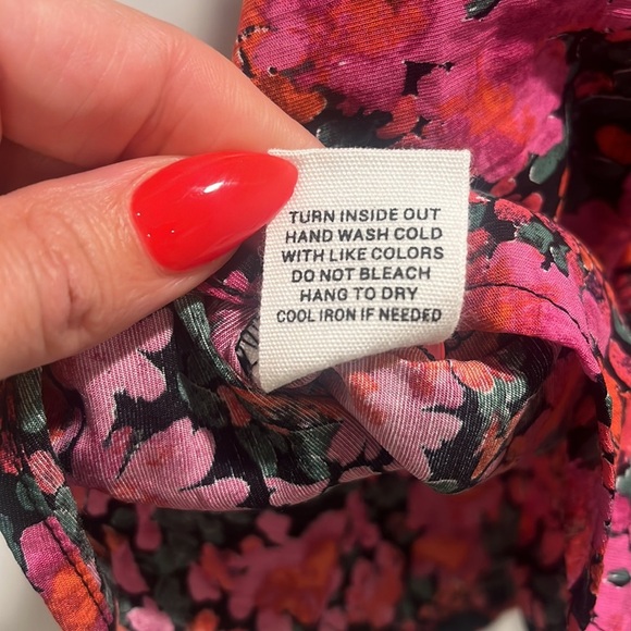 Mine NWOT Multicolored Floral FLUTTER Sleeve Blouse Top A-line cherry red M - Picture 10 of 10